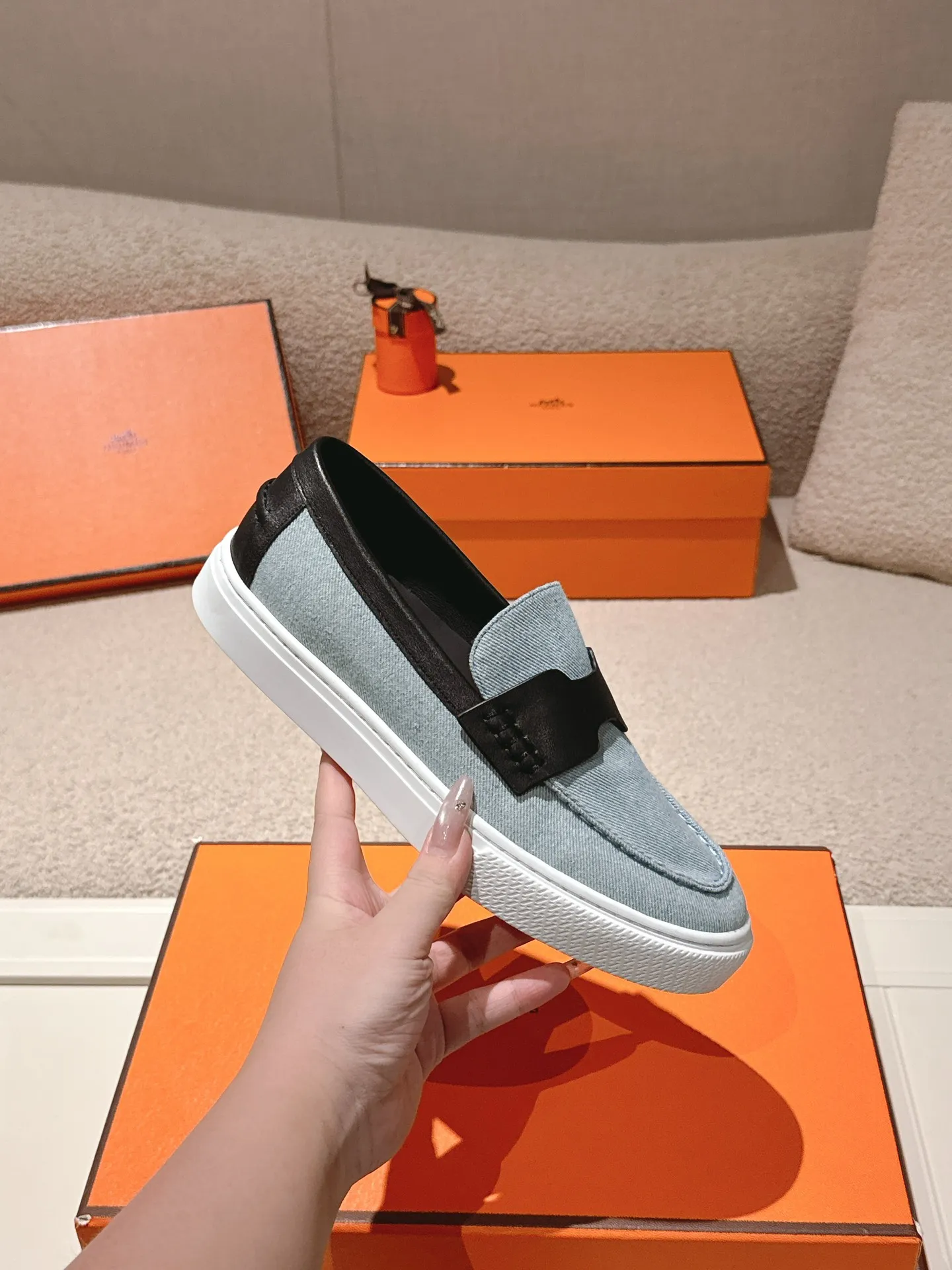 Men's men's shoes P620! Hermes# Thick Sole Couple Loafers These lace-up free sneakers in calfskin and washed denim feature signature "H" details. The design is simple and smooth, creating a fashionable urban look. It is comfortable and versatile. H family classics are not outdated, and the delivery counter is beautifully packaged🛍📦 Fabric: Original customized washed denim/first-layer cowhide Lining: Imported soft sheepskin Sole: Original open-molded anti-slip TPU material Size: 35-45